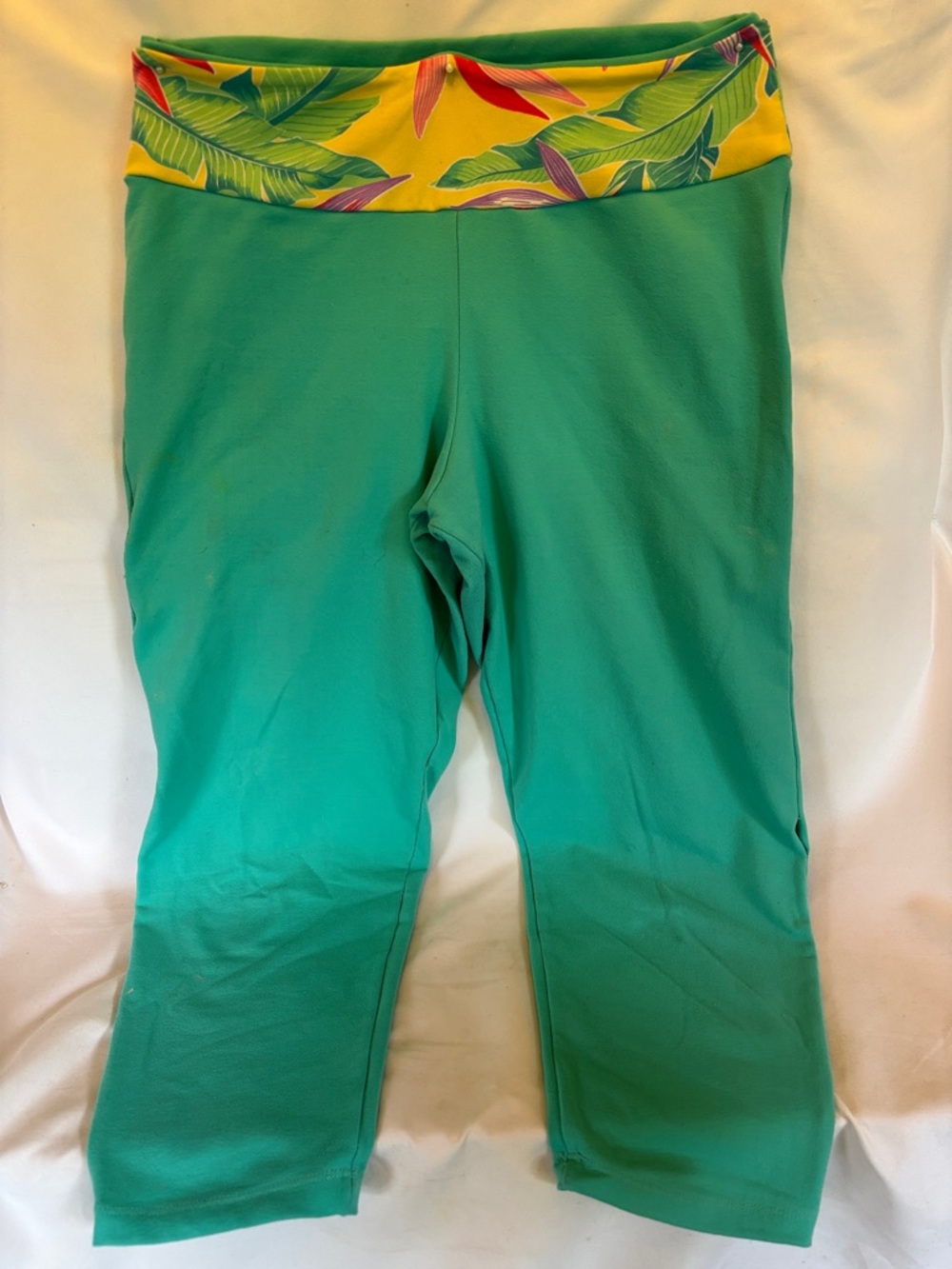 TURQUOISE WOMEN’s CAPRI YOGA LEGGINGS WITH TROPICAL PRINT WAISTBAND - - Picture 11 of 12